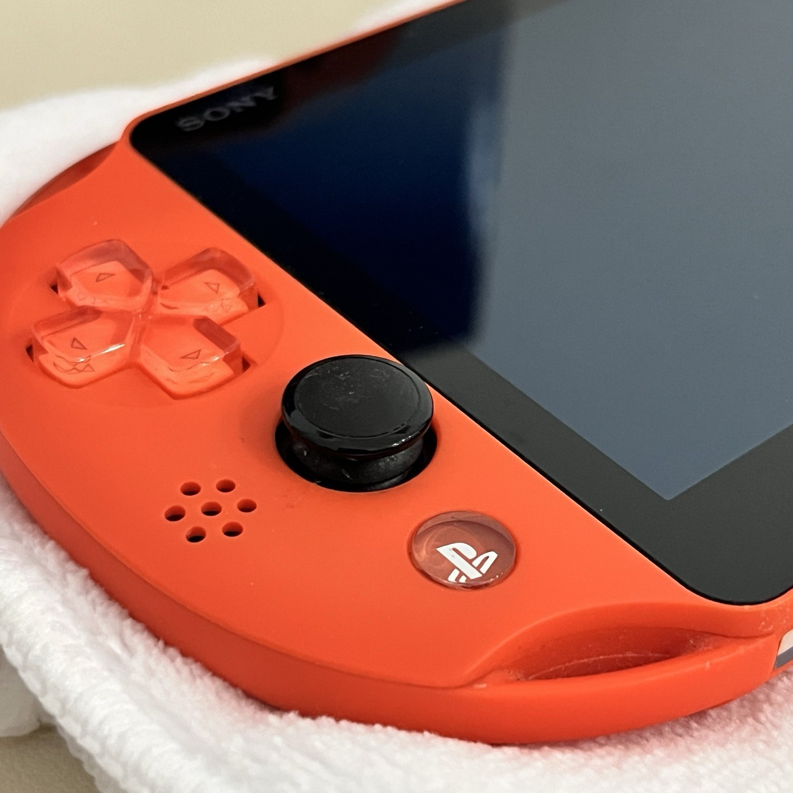 Sony PS Vita PCH-2000 Neon orange with Box + Japanese Import FW 3.68 – SD Adapt