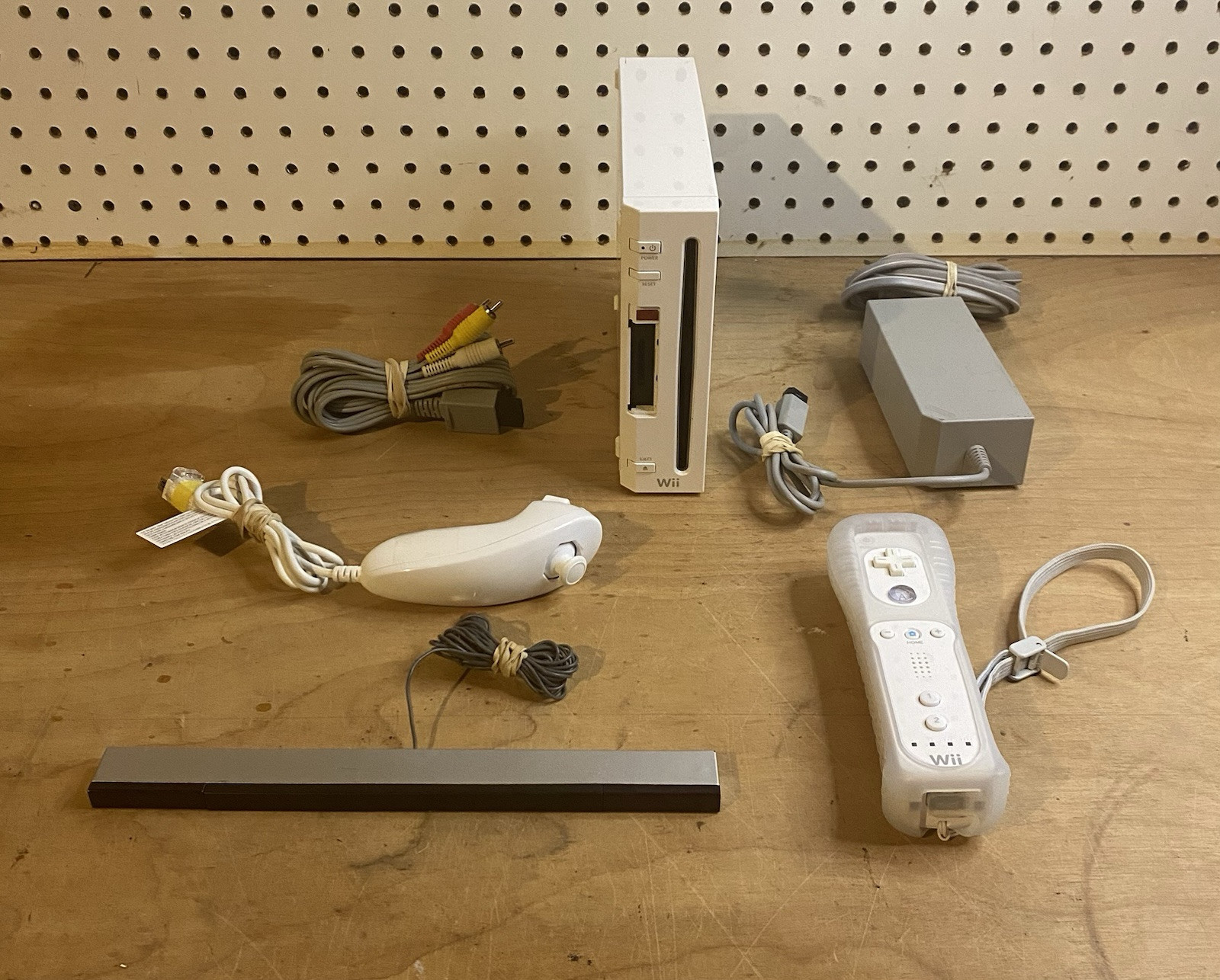 Nintendo Wii RVL-001 Complete With Controller, Sensor Bar, Power, & AV Cables.