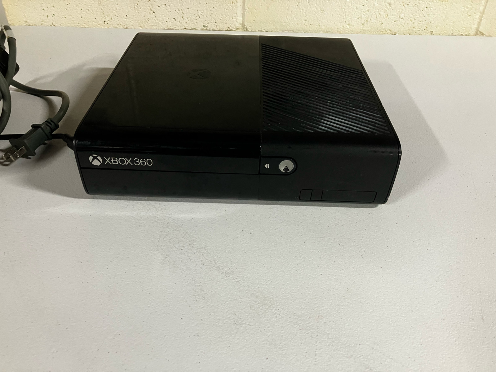 Microsoft Xbox 360 E Console (250GB, Bundle)