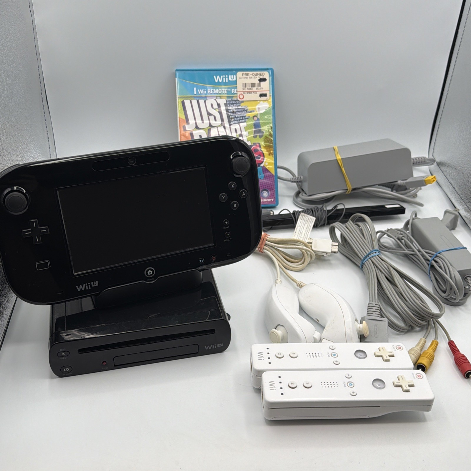 Nintendo Wii U Console Black Game Console Bundle Gamepad 32GB + Gamepad Charger