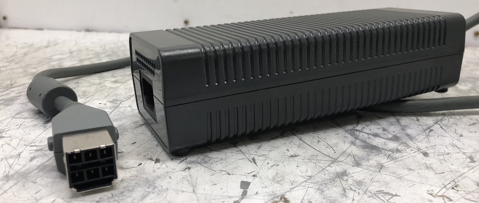 XBOX 360 CONSOLE PWRS ON DISC TRAY DOES NOT OPEN PLASTIC DAMAGED WITH CABLES