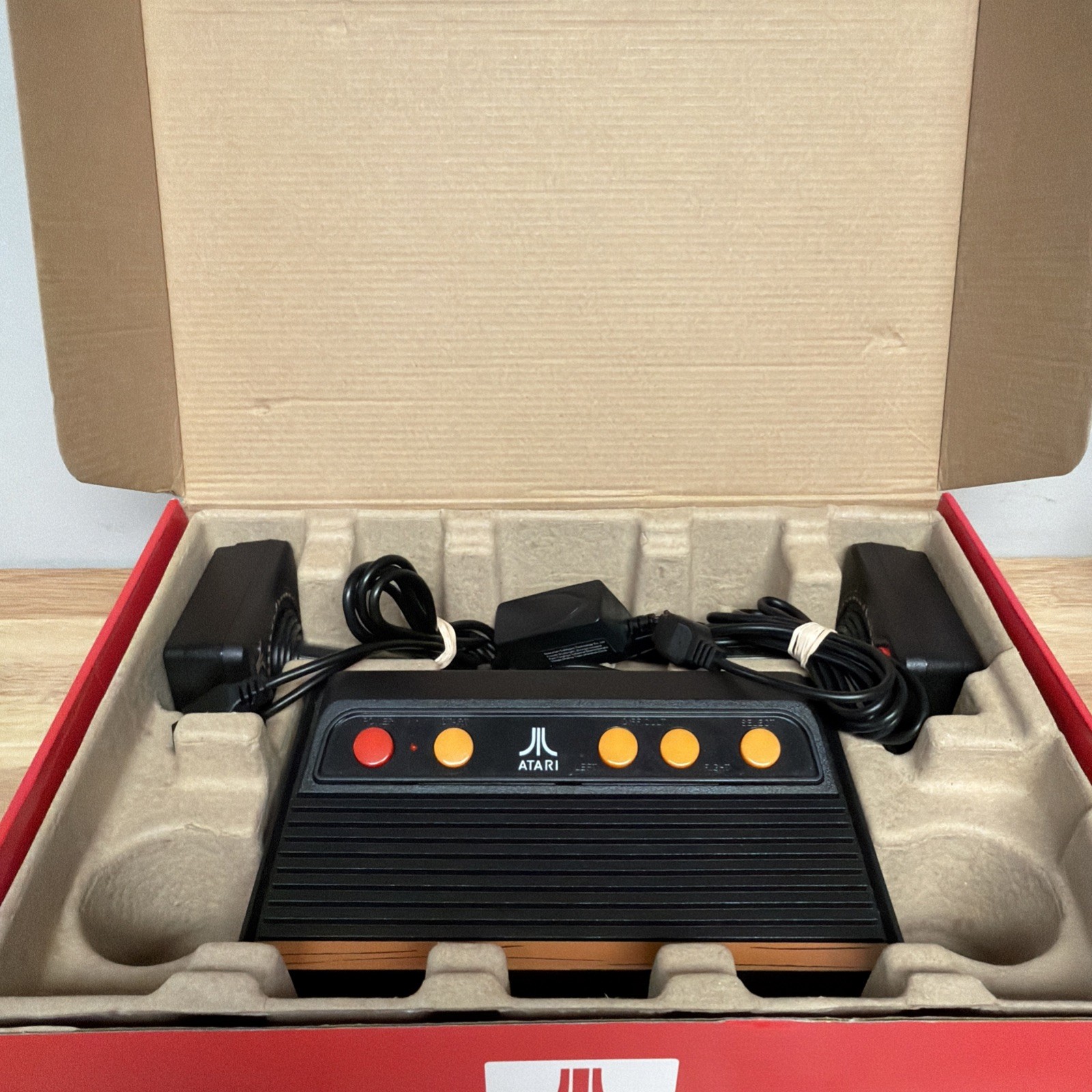 2017 Atari Flashback 8 105 games built 40th Anniversary Edition 2 Controllers