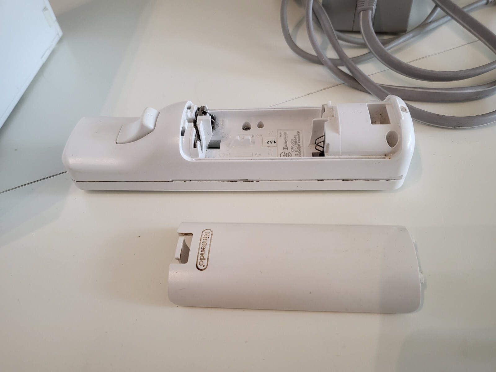 Nintendo Wii Console (White) with power cable, av cable, motion bar & controller