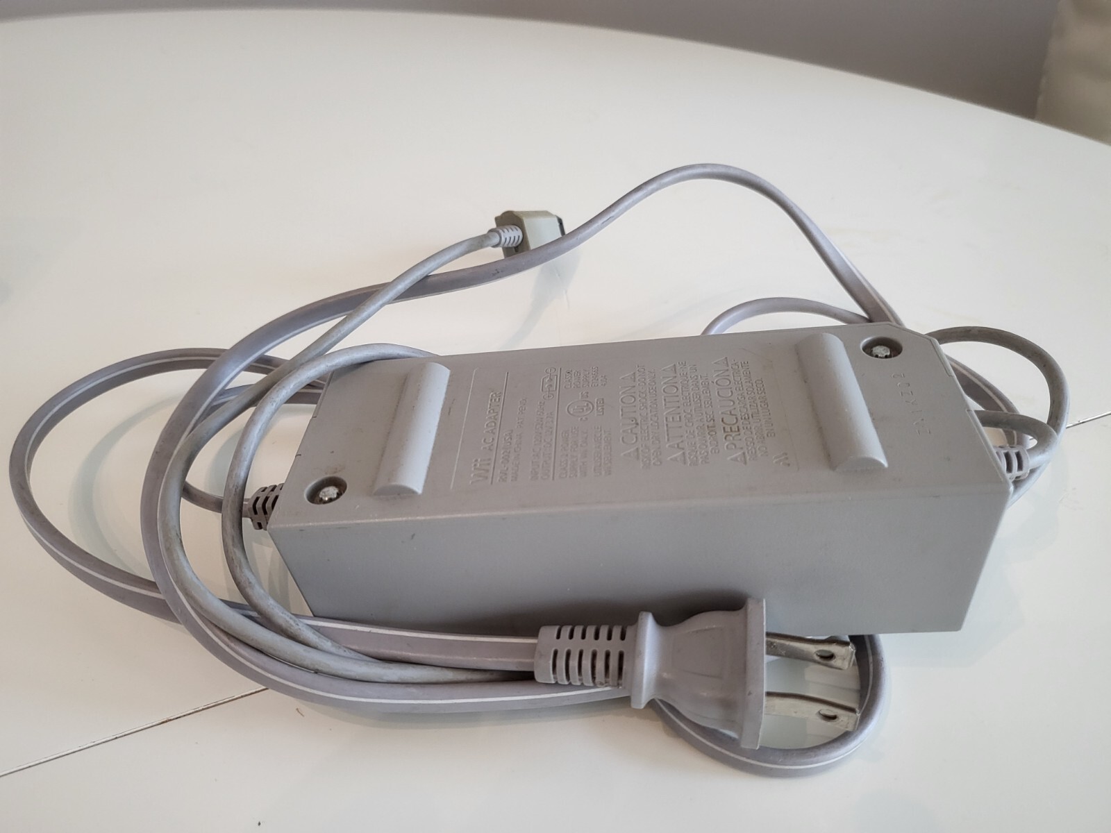 Nintendo Wii Console (White) with power cable, av cable, motion bar & controller