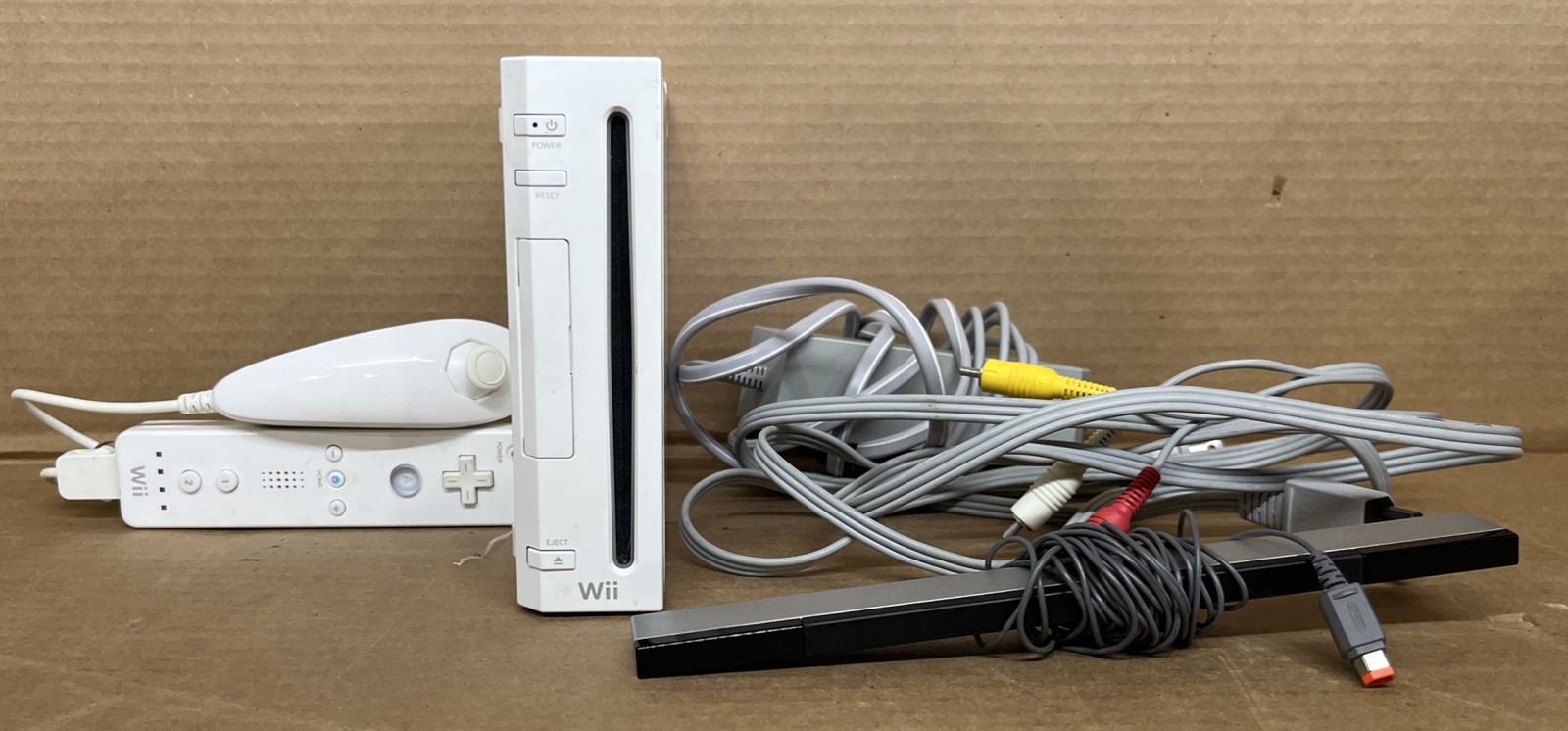 Nintendo Wii Console System w Controller, Box & Nunchuck White All Cords
