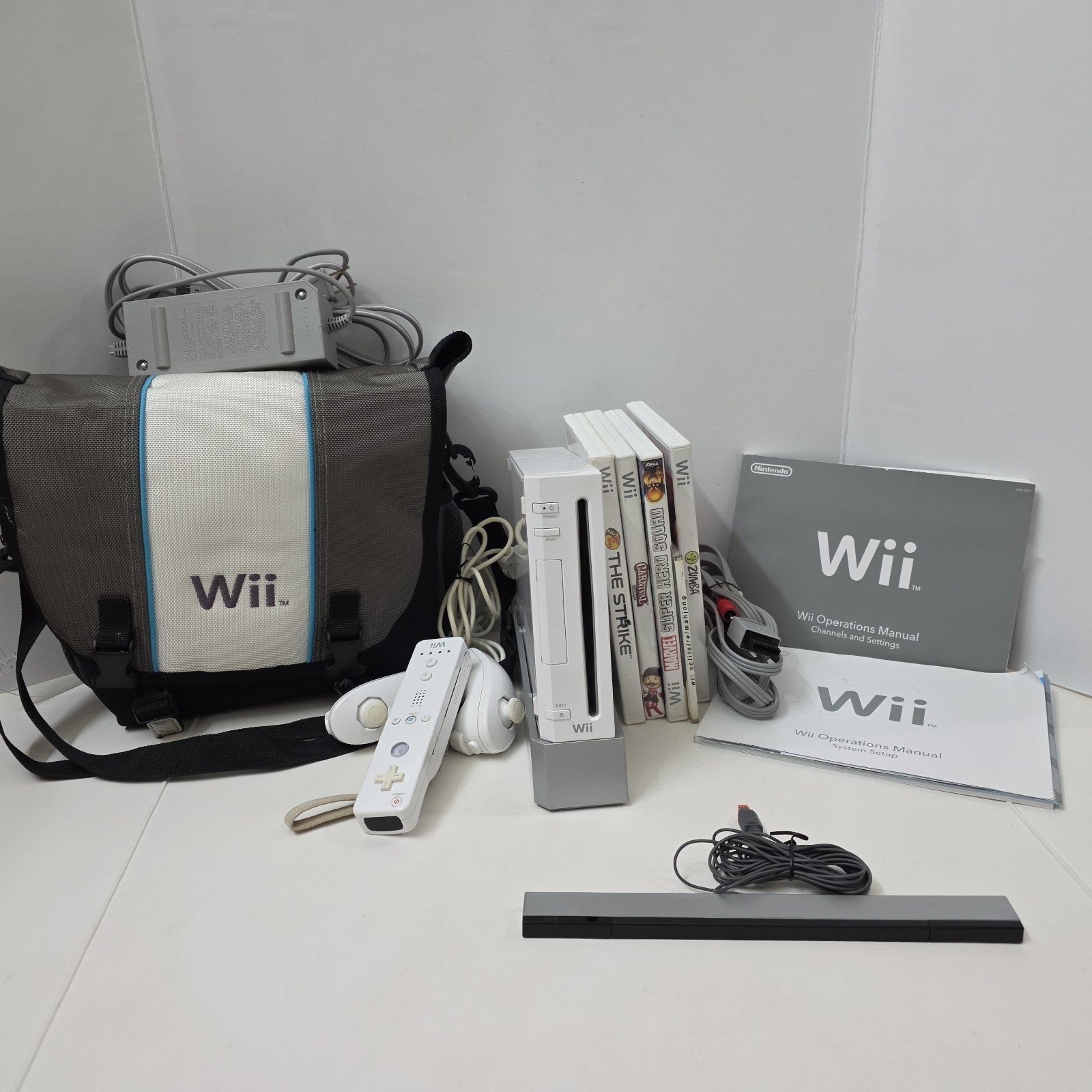 Nintendo Wii Console Bundle White RVL-001 Controllers Games Carrying Case