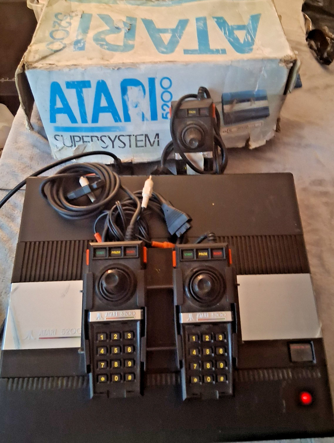 Atari 5200 4 Port Console AV Composite, Power Mod, Controllers, Powers On