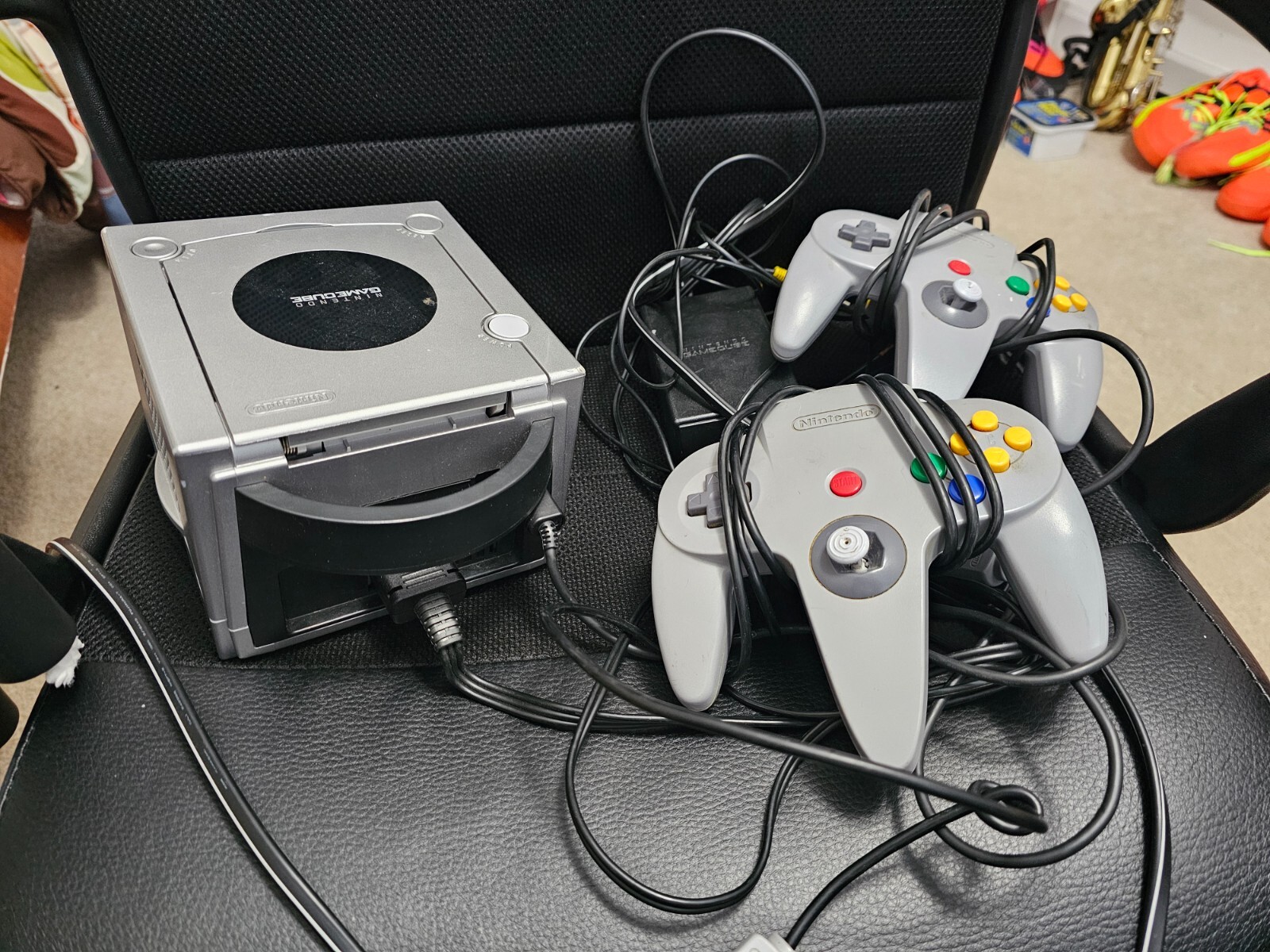 Nintendo GameCube Platinum Console – Silver with 2 controllers