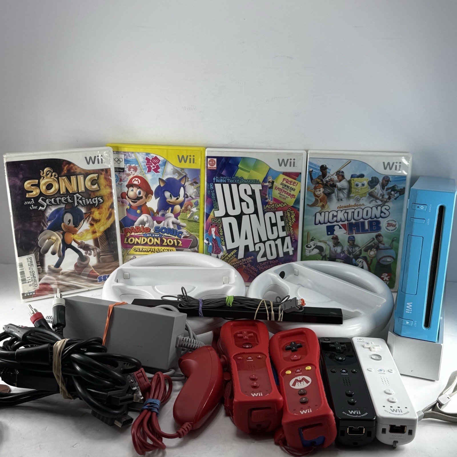 Nintendo Wii Blue Bundle RVL-101 4 Games 2 Steering Wheels 4 Remotes AV Motion