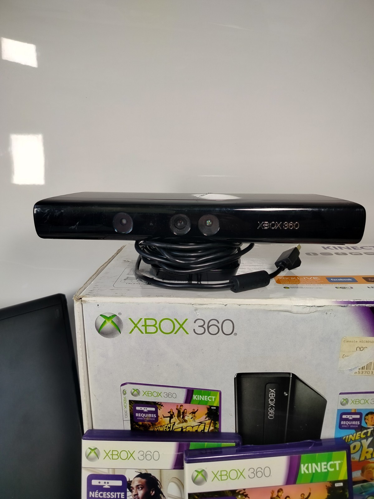 MICROSOFT XBOX 360 4GB CONSOLE WITH KINECT AND BOX – Controllers & Games