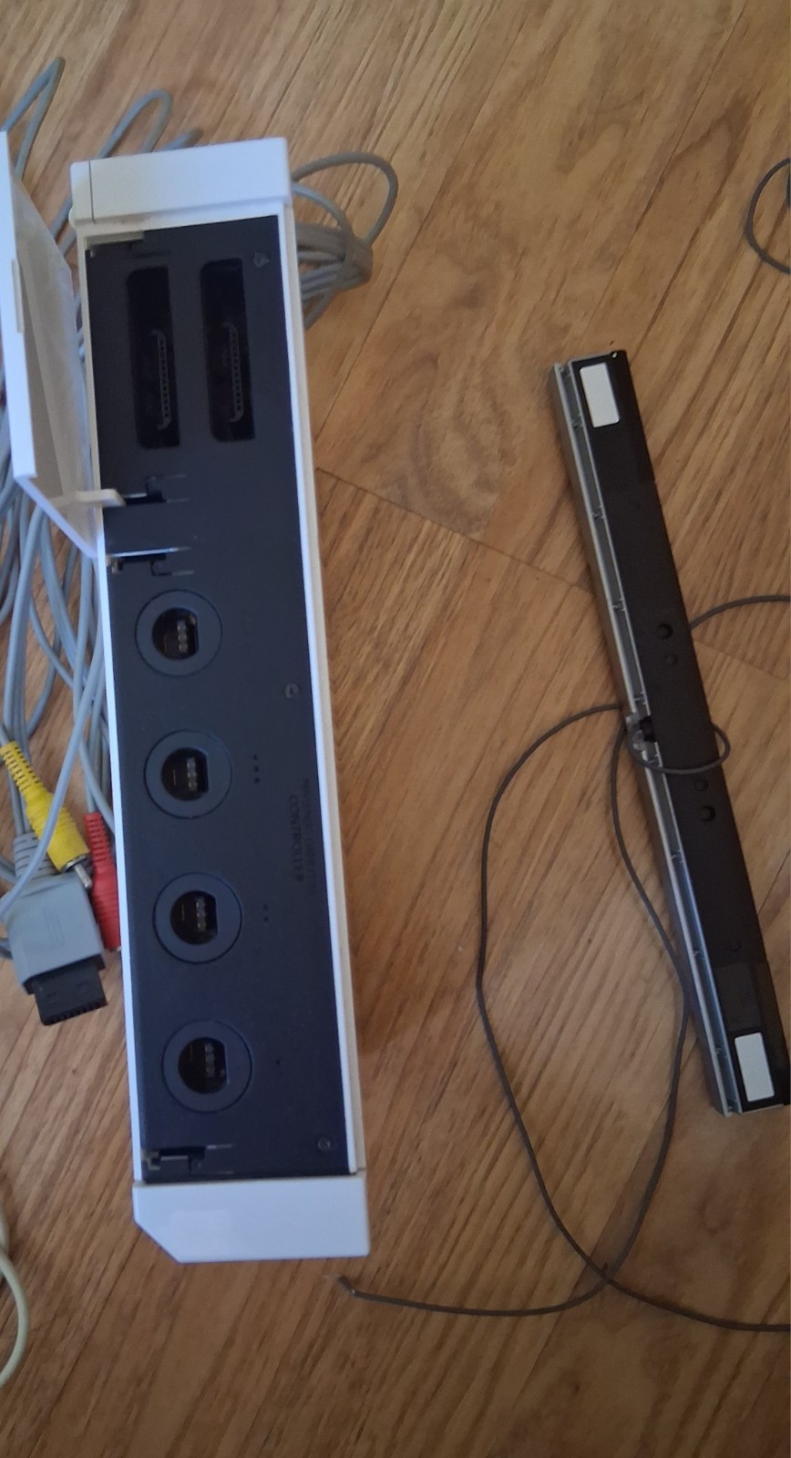 Wii Console RVL-001 White Console, AV Cables, Power Brick (Plays Gamecube Games)