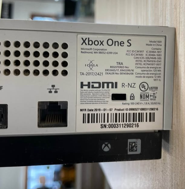 Xbox One S 512GB Console 1681 White w/controller, power cable, HDMI – Tested