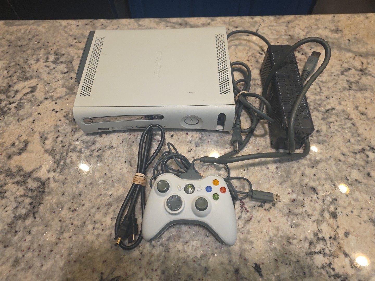 *DISC READER IS BROKEN* White Microsoft Xbox 360 60GB + 1 Controller