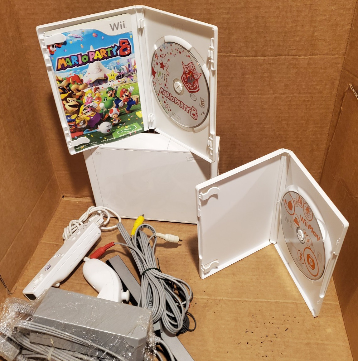 white Nintendo Wii Console Bundle #RVL-001 + mario Party 8 Game Tested