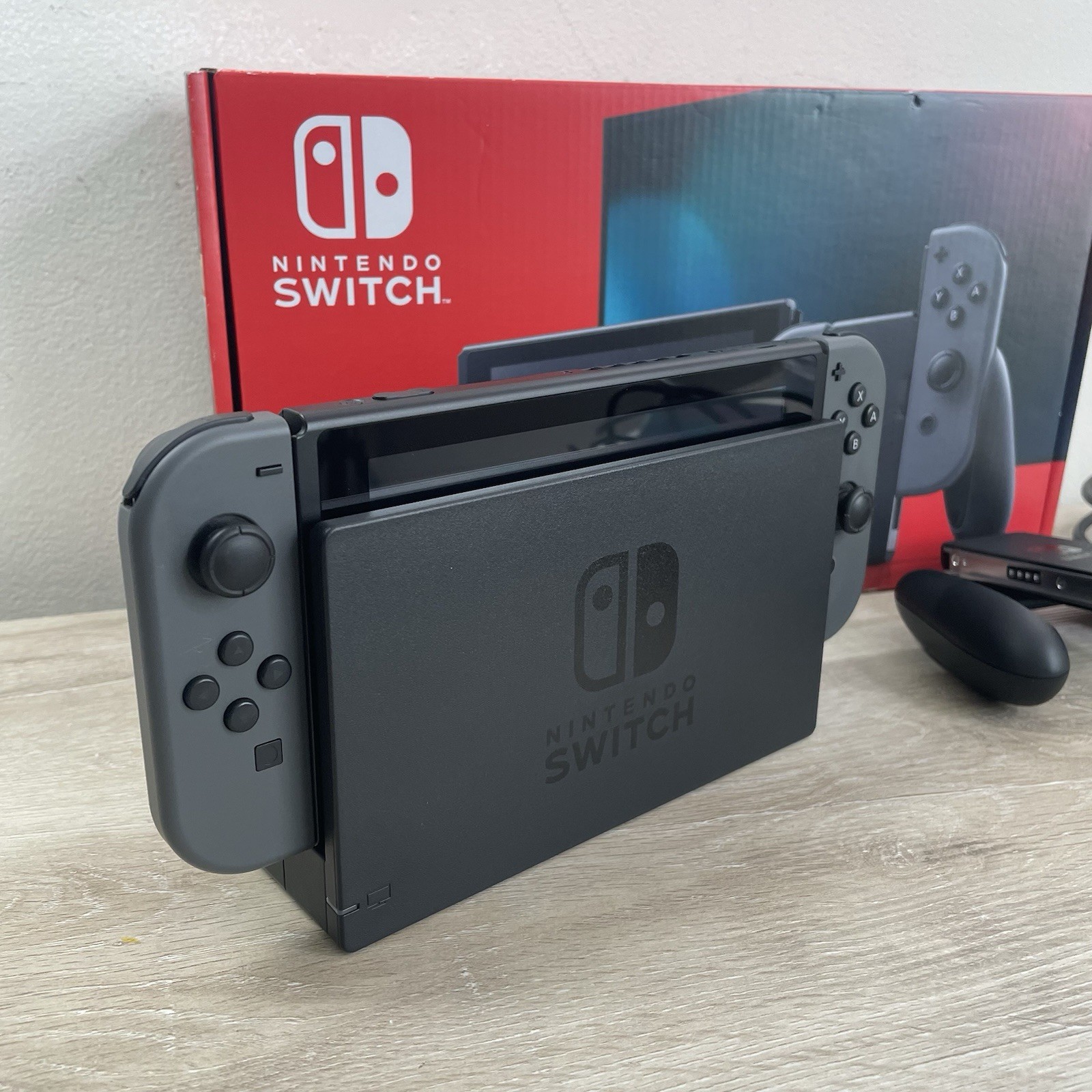 Nintendo Switch Console Bundle w/Gray Joy-Cons Complete In Box CIB – Excellent