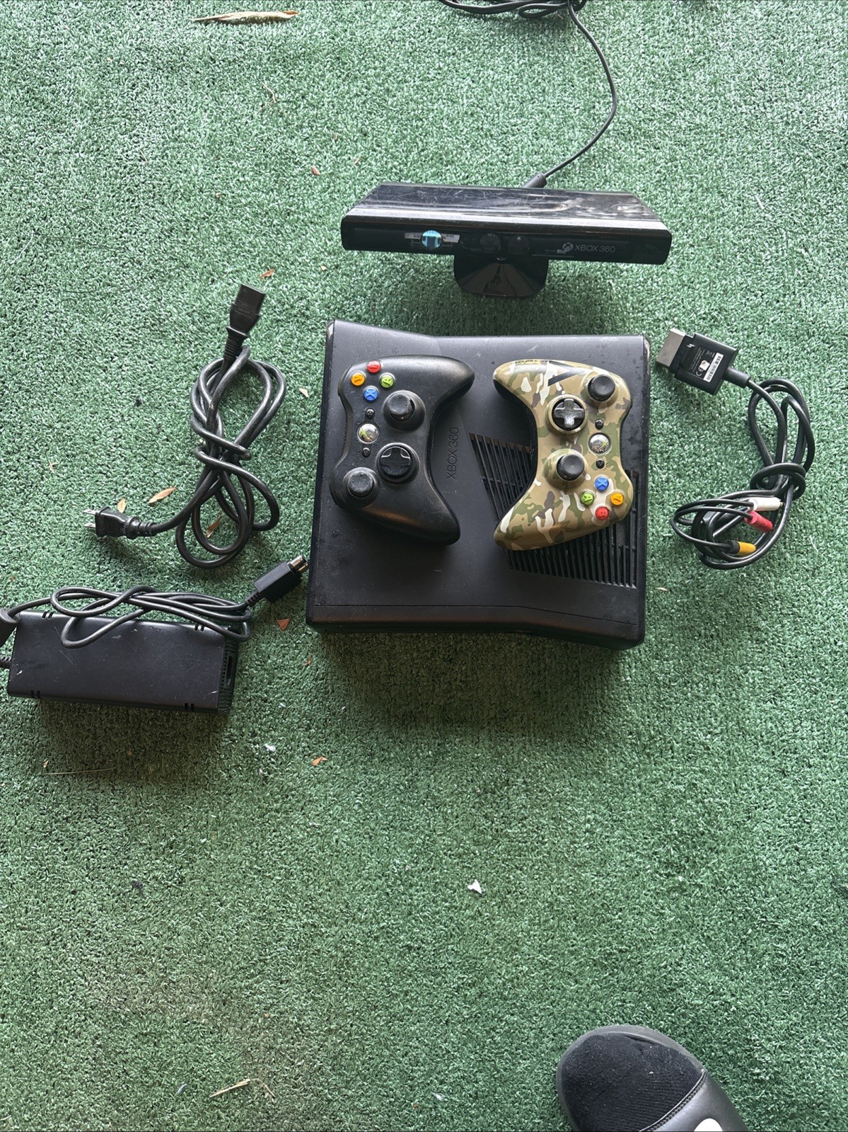 Microsoft Xbox 360 Slim Black with Cords,2 Controllers and Kinect – Un Tested