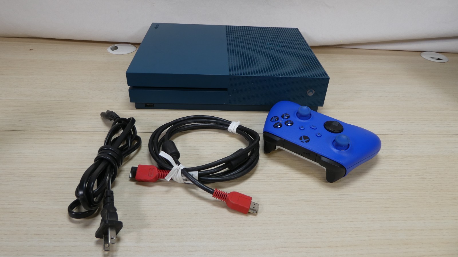 Microsoft Xbox One S Console Model 1681 500GB Deep Blue/ control