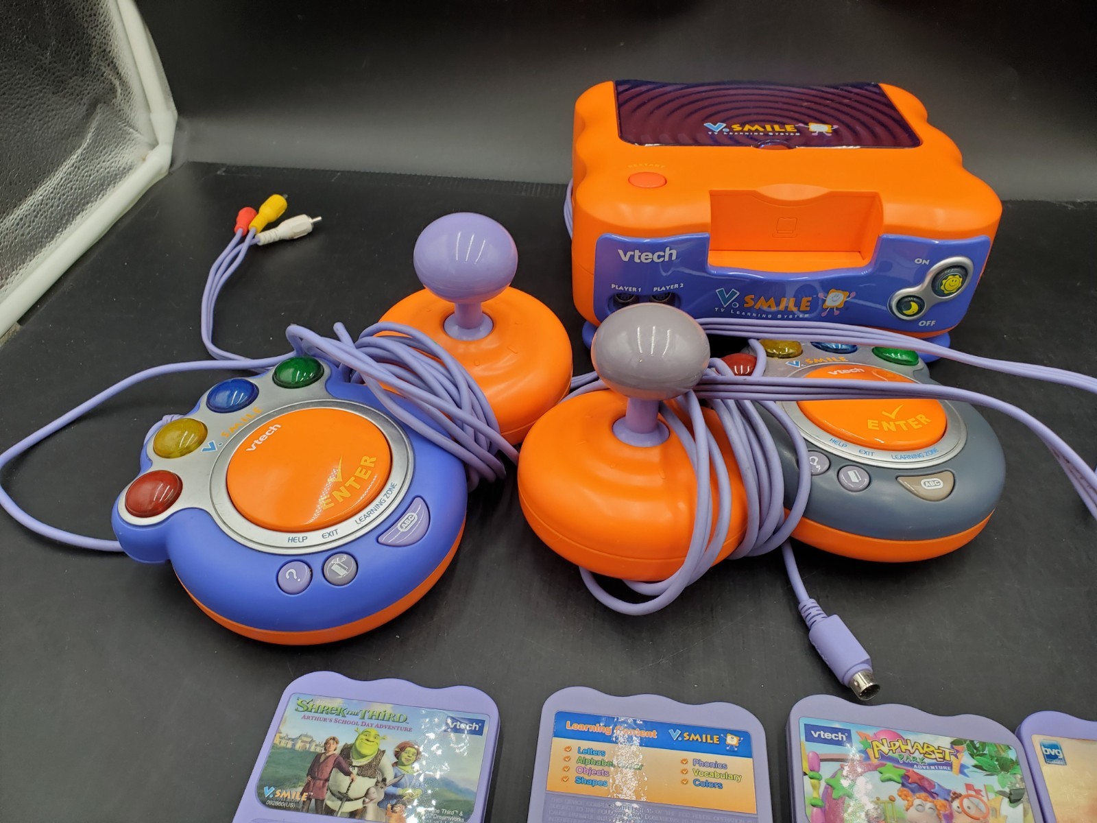 VTech V.Smile TV Learning System Console w/ 2 Joystick & 5 Games Powers up
