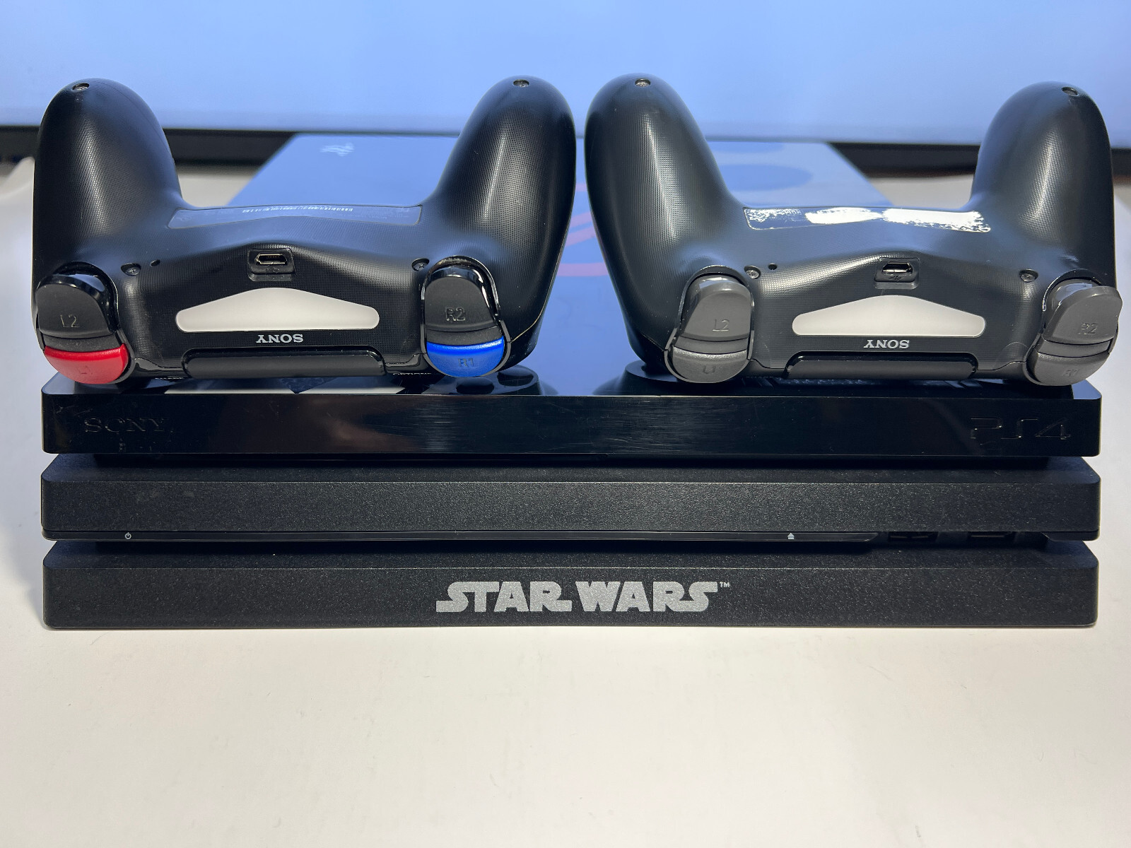 Star Wars Battlefront 2 Limited Edition PS4 Pro, 2 branded controllers, 3 games