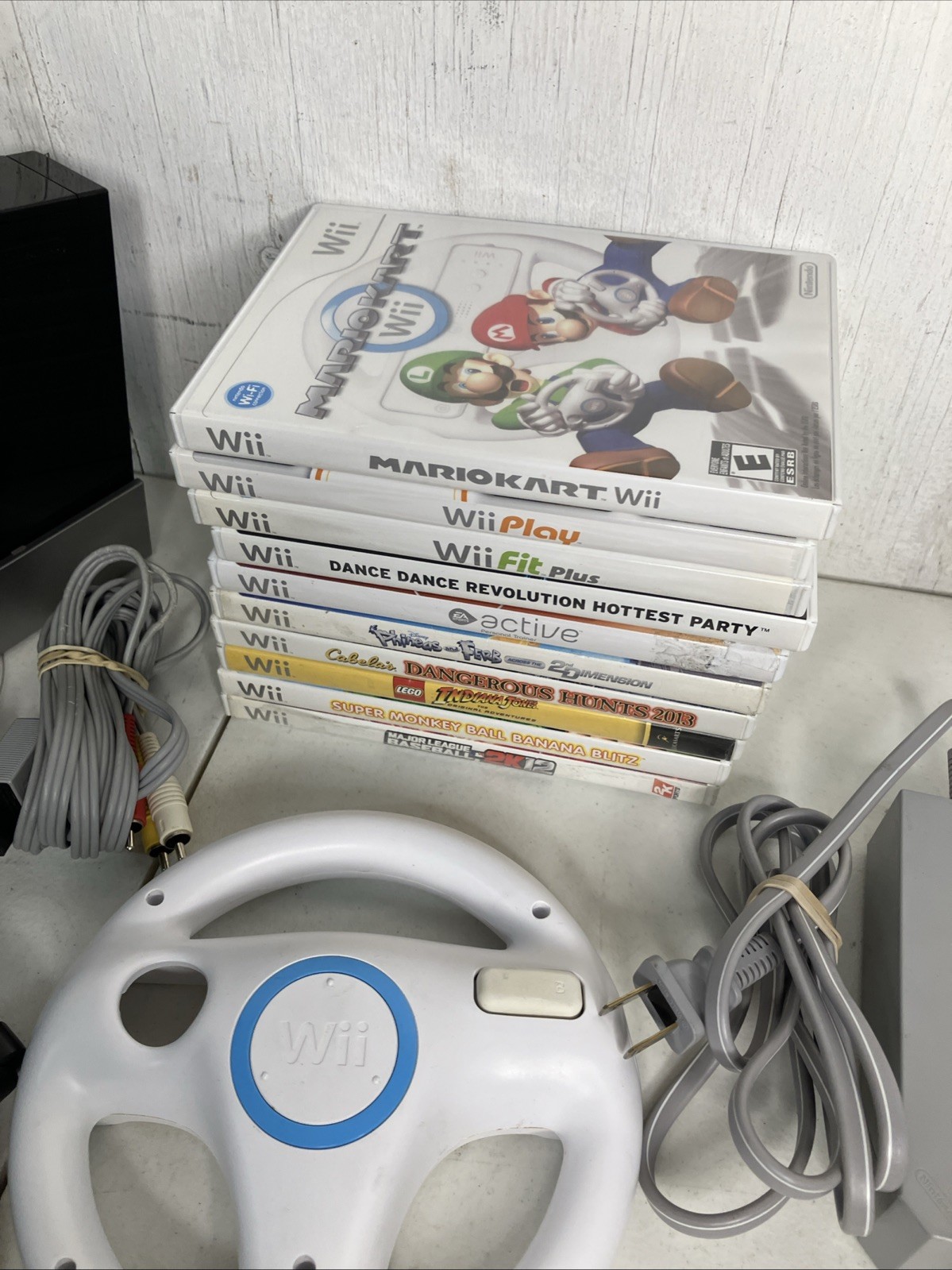 Nintendo Wii Bundle, Controller 10 Games Mario Kart Play Fit Lego Indiana Jones