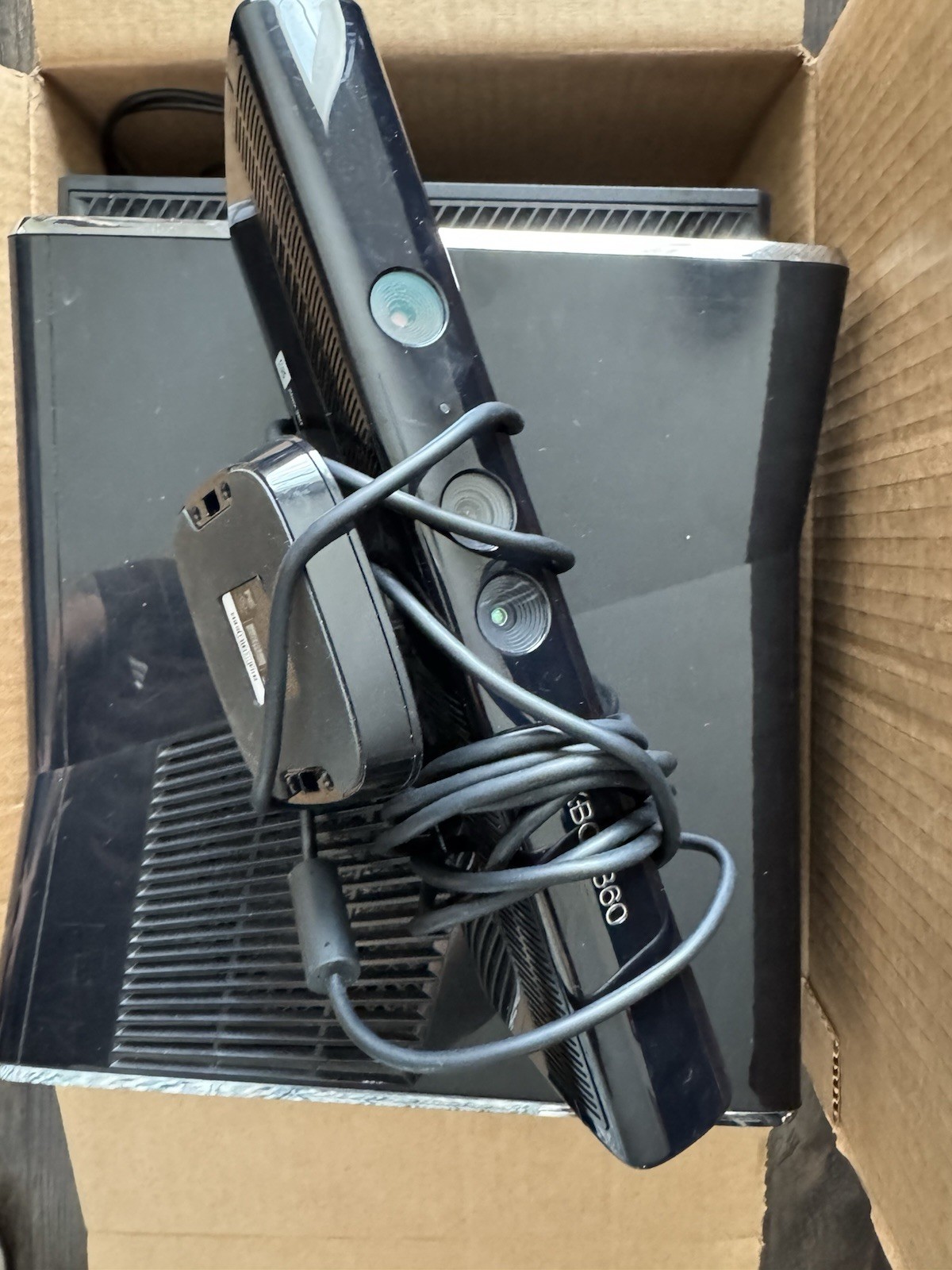 Microsoft Xbox 360 S Gaming Console and Kinect – Black Controller MissingBattery