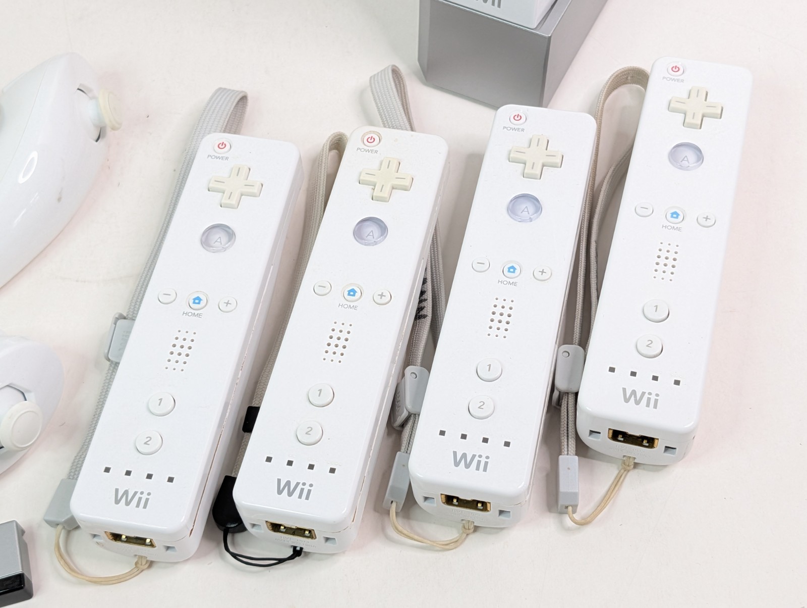Nintendo Wii Console Bundle 8 Games 4 Controllers 2 Nunchuks Cables Sensor Bar
