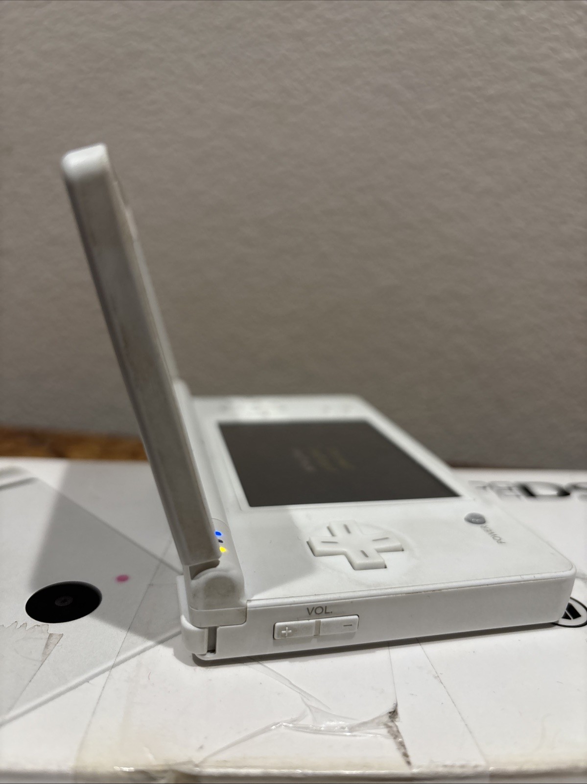 Nintendo DSI WHITE CONSOLE IN BOX WITH CHARGER, STYLUS, And 1 GAME NO SD CARD