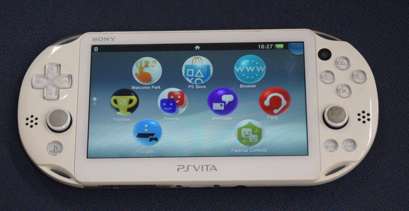 SONY PS VITA PCH-2000 US WHITE & MEMORY CARDS