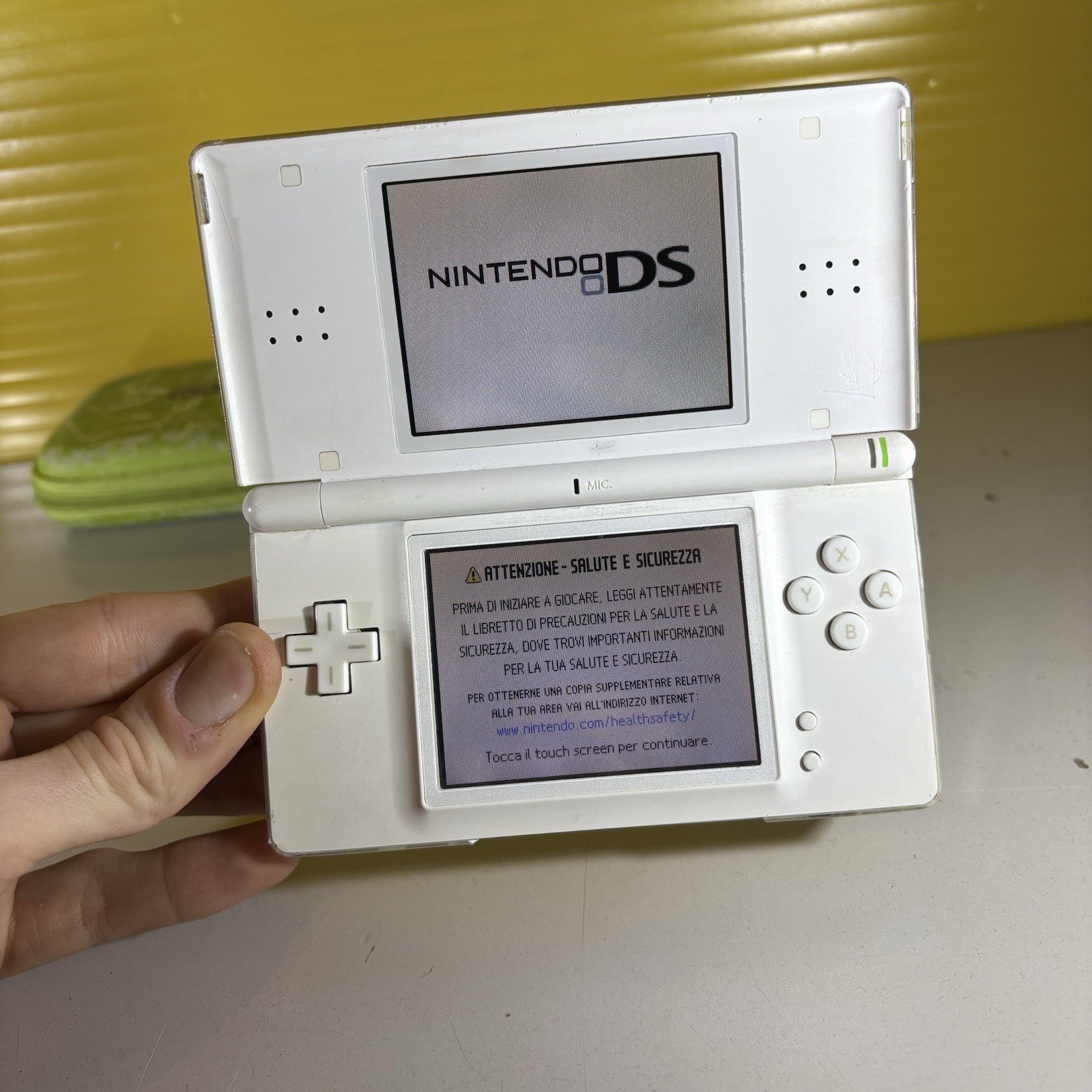 NINTENDO DS LITE WHITE – ORIGINAL TESTED AND WORKING + CHARGER AND NIB