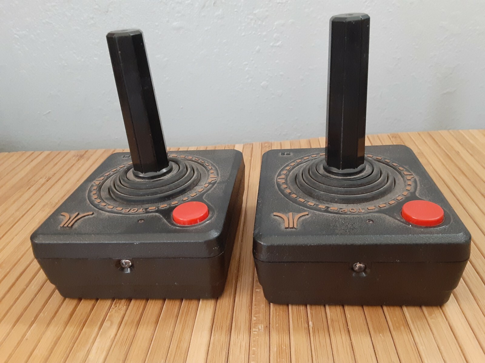 Atari Flashback 4 classic game console w/2 Joysticks untested Hantat Tech 2012