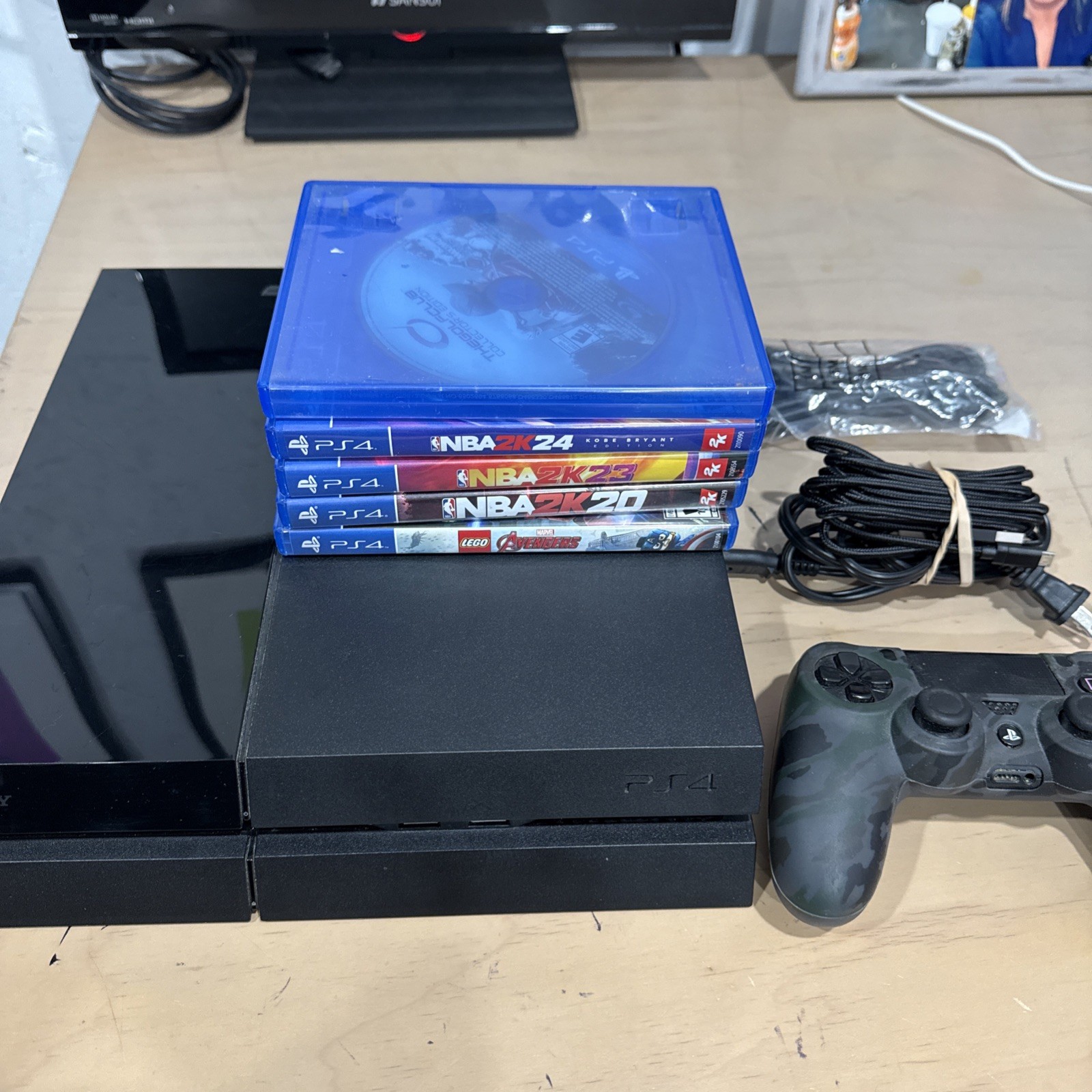 Sony PlayStation 4 Model CUH-115A Jet Black Console & Black DualShock Controller