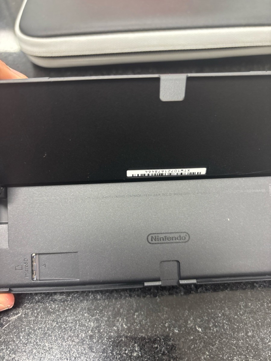 NINTENDO SWITCH HANDHELD – OLED – HAC-016 Comes with items in shown (B02102747)